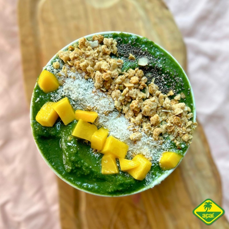 mango, špinača v zelenem smuti miksu